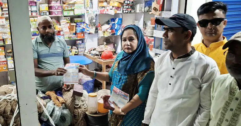 জেলা বিএনপির উদ্যোগে লিফটলেট বিতরণে ললিতা গুলশান
